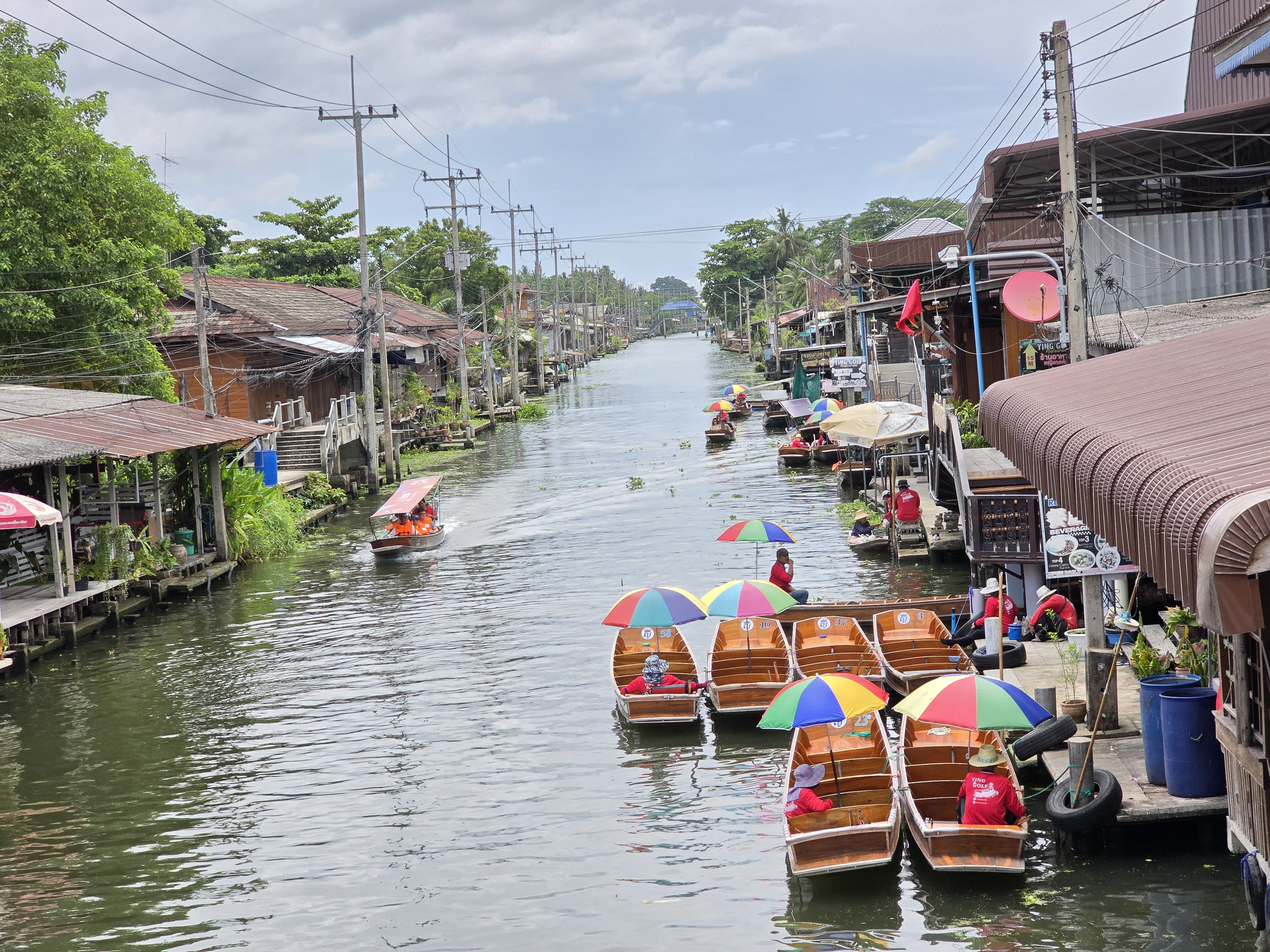นักท่องเที่ยวพายเรือคายัค